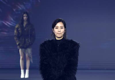 [포토] 서울패션위크 '한나신' 오프닝쇼 마친 신한나 디자이너