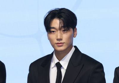 [포토] 옷매무새 고치는 에이티즈 산