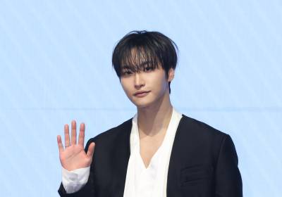 [포토] 에이티즈 성화, 멋쟁이의 손인사