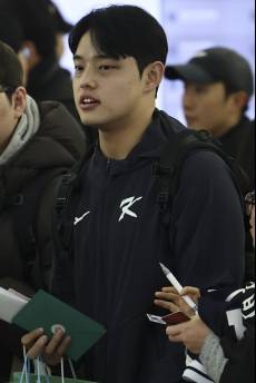 '어깨 통증 초비상' 한화 문동주, WBC 출전 좌절…6일 귀국, 병원 진료 "정상적인 모습 기대 어려워"