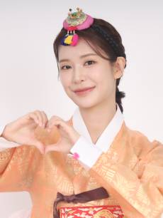 [단독] 정유진 “‘휴민트’로 설 연휴 관객과 만나… 기대 부응하는 배우 되고파” [한복인터뷰]