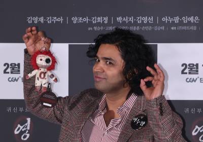 [포토] 아누팜, 인형 들고~