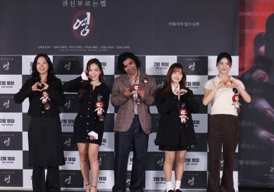 [포토] '귀신 부르는 앱: 영' 주역들, 귀여운 하트 포즈