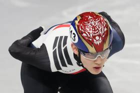 [2026 밀라노] ‘환상의 아웃코스 질주’ 임종언, 린샤오쥔 꺾고 준결승행…황대헌은 실격