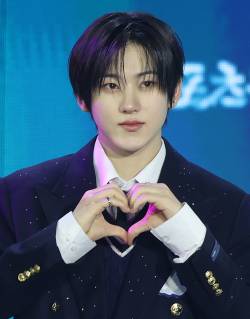 [단독] 킥플립 계훈, 요즘 대세 맞네... 카이랑 ‘전과자’ 촬영