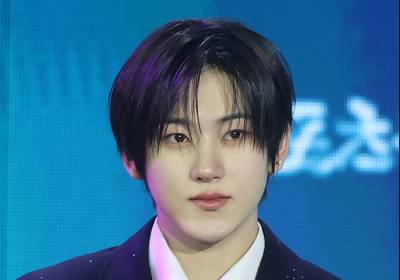 [포토] 킥플립 계훈, 시크한 손하트