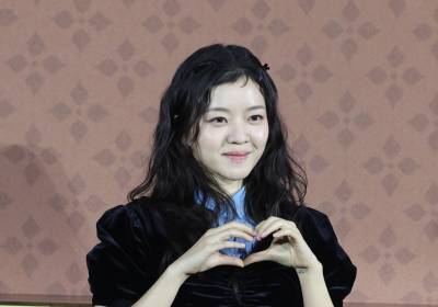 [포토] 고아성, 하트 받으세요~