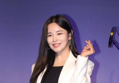 [포토] 아묻따밴드 조정민, 단아한 손가락 하트