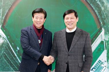 연이어 지자체와 손잡은 KBO, 지역 활성화 나서…정치적 해석도 제기 [IS 포커스]