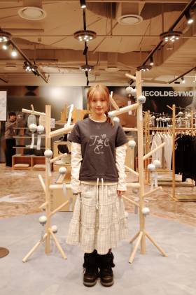 ‘대세’ 한로로, 부산 팝업 깜짝 등장... 몽환적 패션에 눈길