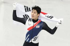 “황대헌, 실력은 ‘숙적’ 린샤오쥔을 능가” 中 매체도 조명…500m에선 또 희비 엇갈려 