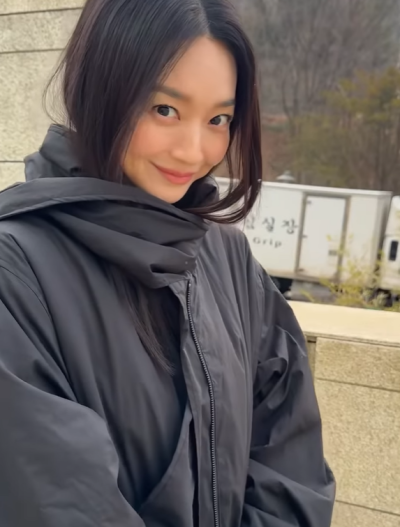 ♥김우빈이 찍어줬나…신민아, 전매특허 러블리함 최대치 [AI 포토컷]