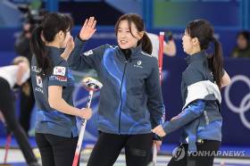 여자 컬링, 日·中 연이어 제압하고 공동 2위…4강 청신호 