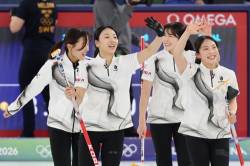 ‘단 7엔드’ 여자 컬링, 1위 스웨덴을 8-3으로 완파→준결승 보인다 [2026 밀라노]