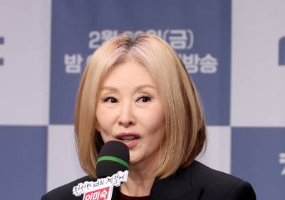 [포토]취재진 질문에 답하는 이미숙