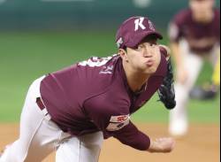 넘어져 다친 어깨, 다시 공 잡았다…키움 안우진 복귀 초읽기 "느낌 좋다"