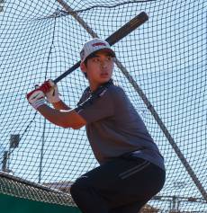 150㎞/h 파이어볼러에서 타자 전향한 '4번타자' LG 추세현, 홈런으로 눈도장 '쾅'