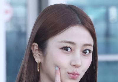 [포토] 르세라핌 허윤진, 설레는 눈맞춤으로 볼콕