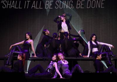 [포토]아이브, 퍼포먼스로 압도하는 2집 컴백 무대