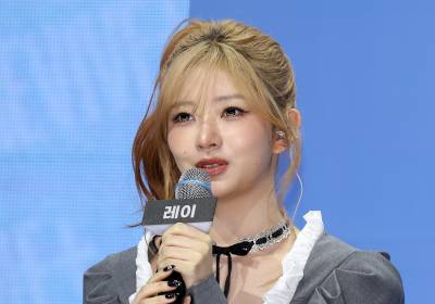 [포토]취재진의 질문에 답하는 레이