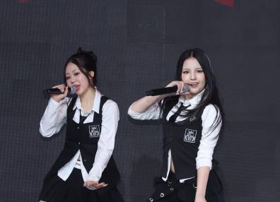 [포토] 초코, 귀여운 미모로 멋진 무대 선보이는 안판과 윤지