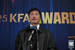 ‘올해의 지도자’ 이정효 감독 “韓 축구 발전 위해 틀을 깰 생각을 많이 한다”