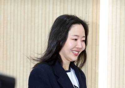 [포토] 다당하게 미소 지으며 들어오는 민희진 대표