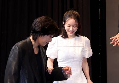 [포토]한지민, 이기택의 에스코트 속 '조심조심'