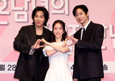 [포토]한지민, 훈남 사이에서 '하트'