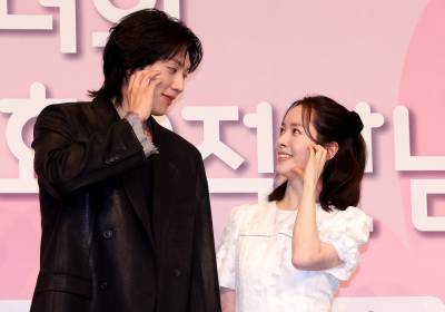 [포토]이기택 한지민, 꿀 떨어지는 눈빛교환