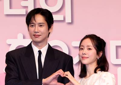 [포토]박성훈 한지민, 하트로 다정하게