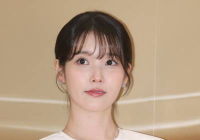 [포토] 아이유, 앙증맞은 손가락으로 만드는 하트