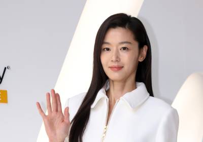 [포토] 전지현, 품격 넘치는 손인사