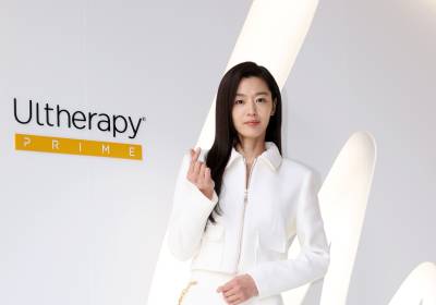 [포토] 전지현, 여신의 앙증맞은 손가락 하트