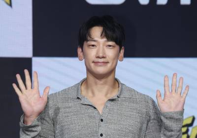 [포토] 비, 훈훈한 손인사