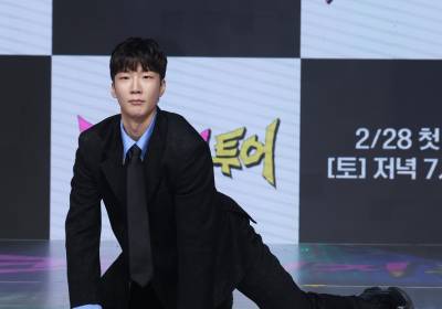 [포토] '깡' 포즈 취하는 이승훈, '지훈이 형 보고 있어요?'