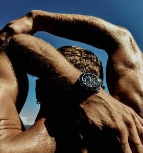 샤넬, 새 J12 워치 캠페인 선보여…물에서 찾은 궁극의 강인함