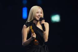 로제, K팝 최초 英 브릿어워즈 수상…블랙핑크 샤라웃 “나의 영감”