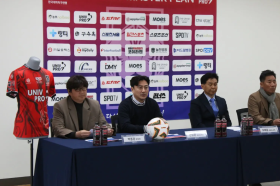 보수 없이 일하는 안정환 디렉터, 2000만원 기부한 사연…“선수들이 성공하면 은혜 잊지 않을 것” [IS 현장]