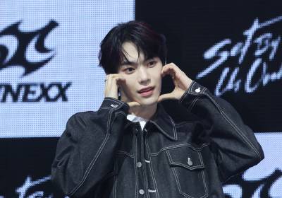 [포토] 튜넥스 동규, 리더의 귀여운 볼하트