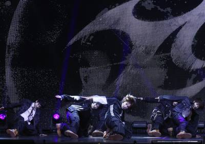 [포토] 무대를 넓게 쓰는 튜넥스