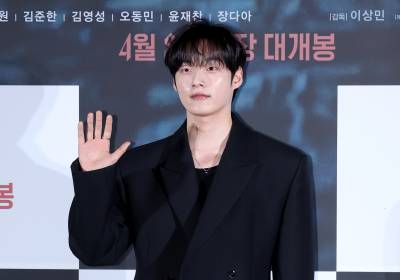 [포토]윤재찬, 떨리는 손인사