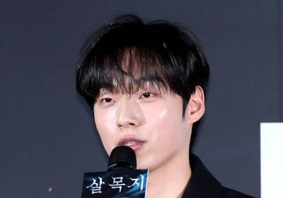 [포토]취재진의 질문에 답하는 윤재찬