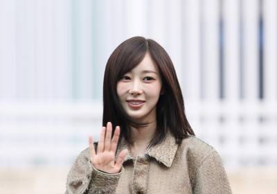 [포토] 에스파 지젤, 예쁜 미소로 날리는 손인사