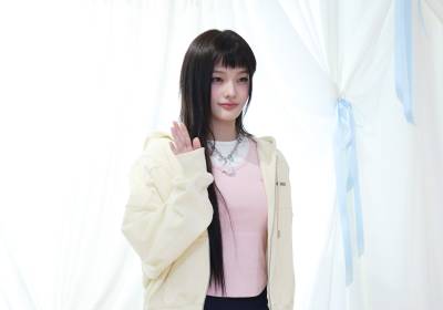 [포토] 아일릿 이로하, 아기 고양이의 손인사