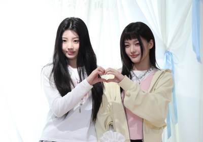 [포토] 아일릿 원희-이로하, 팔짱 꼭 끼는 두 고양이