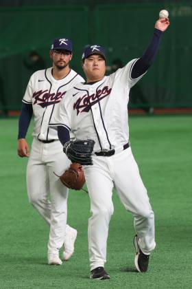 '4개 대회 연속 1R 탈락 기로' 한국, 대만전 중책은 류현진에게…NPB 출신 구린루이양과 맞대결 