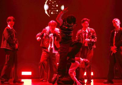 [포토] 누에라, 화려한 조명 아래