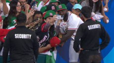 WBC 경기 도중 팬들에게 사인해 준 메이저리거…무슨 상황? [WBC]