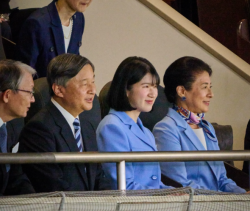 "오타니도 관중석 향해 목례"…60년 만에 야구장 찾은 일왕 일가 [WBC]